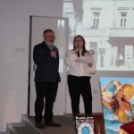 Uczestnicy WOŚP na scenie sali widowiskowej biblioteki