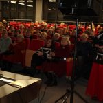 Widzowie WOŚP na scenie sali widowiskowej biblioteki