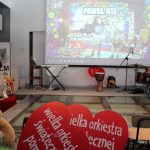 Dekoracje WOŚP na scenie sali widowiskowej biblioteki