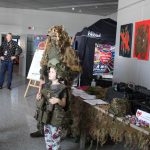 Dzieci i dorośli - uczestnicy WOŚP-owego dnia dziecka w galerii biblioteki