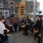 Dzieci i dorośli - uczestnicy WOŚP-owego dnia dziecka w galerii biblioteki