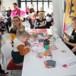 Dzieci i dorośli - uczestnicy WOŚP-owego dnia dziecka w galerii biblioteki