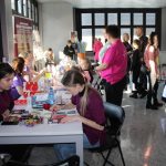 Dzieci i dorośli - uczestnicy WOŚP-owego dnia dziecka w galerii biblioteki