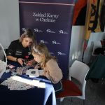 Dzieci i dorośli - uczestnicy WOŚP-owego dnia dziecka w galerii biblioteki