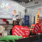 Uczestnicy WOŚP na scenie sali widowiskowej biblioteki