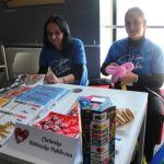 Dzieci i dorośli - uczestnicy WOŚP-owego dnia dziecka w galerii biblioteki