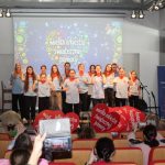 Uczestnicy WOŚP na scenie sali widowiskowej biblioteki