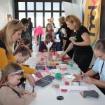 Dzieci i dorośli - uczestnicy WOŚP-owego dnia dziecka w galerii biblioteki