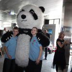 Dzieci i dorośli - uczestnicy WOŚP-owego dnia dziecka w galerii biblioteki