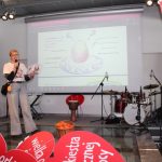 Uczestnicy WOŚP na scenie sali widowiskowej biblioteki