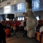 Dzieci i dorośli - uczestnicy WOŚP-owego dnia dziecka w sali widowiskowej bibliotekii