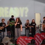 Uczestnicy WOŚP na scenie sali widowiskowej biblioteki