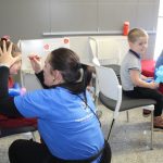 Dzieci i dorośli - uczestnicy WOŚP-owego dnia dziecka w galerii biblioteki