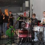 Uczestnicy WOŚP na scenie sali widowiskowej biblioteki