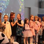 Uczestnicy WOŚP na scenie sali widowiskowej biblioteki