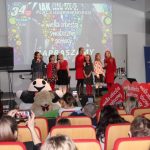 Uczestnicy WOŚP na scenie sali widowiskowej biblioteki