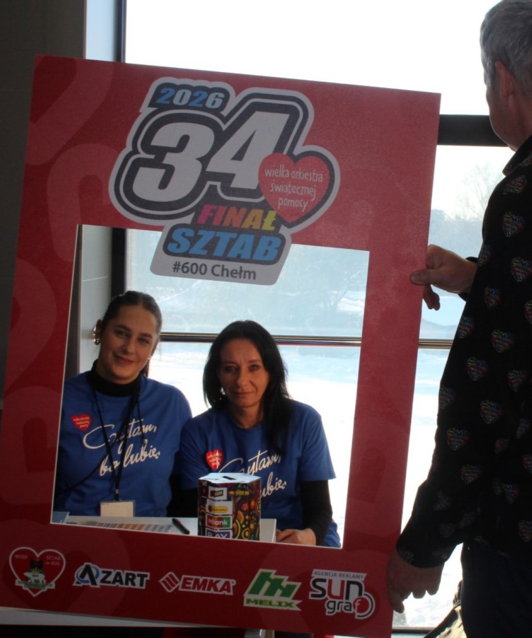 Dziewczyny pozują do zdjęcia