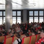 Widzowie na spotkaniu w sali widowiskowej