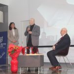 Wojciech Hetman wraz z prowadzącymi na scenie sali widowiskowej biblioteki