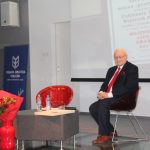 Wojciech Hetman na scenie sali widowiskowej biblioteki