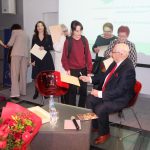 Uczestnicy spotkania z Wojciechem Hetmanem stoją w kolejce po autograf