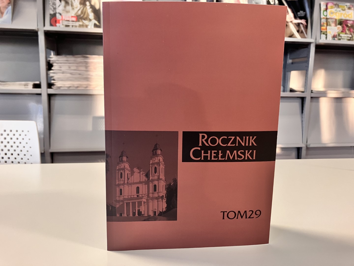 Książka ustawiona na stole