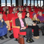Uczestnicy spotkania w sali widowiskowej biblioteki