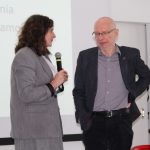 Prowadząca spotkanie rozmawia z mężczyzną - zaproszonym językoznawcą