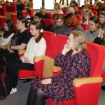 Uczestnicy spotkania z prelegentem - zaproszonym prof. Mariuszem Mazurem w sali widowiskowej biblioteki