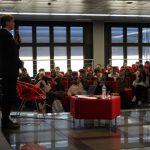 Uczestnicy spotkania oraz prelegent - zaproszony prof. Mariusz Mazur w sali widowiskowej biblioteki