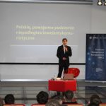 prelegent - zaproszony prof. Mariusz Mazur w sali widowiskowej biblioteki