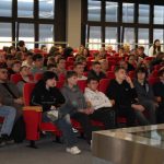 Uczestnicy spotkania z prelegentem - zaproszonym prof. Mariuszem Mazurem w sali widowiskowej biblioteki