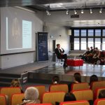 Uczestnicy spotkania oraz prelegent - zaproszony prof. Mariusz Mazur w sali widowiskowej biblioteki