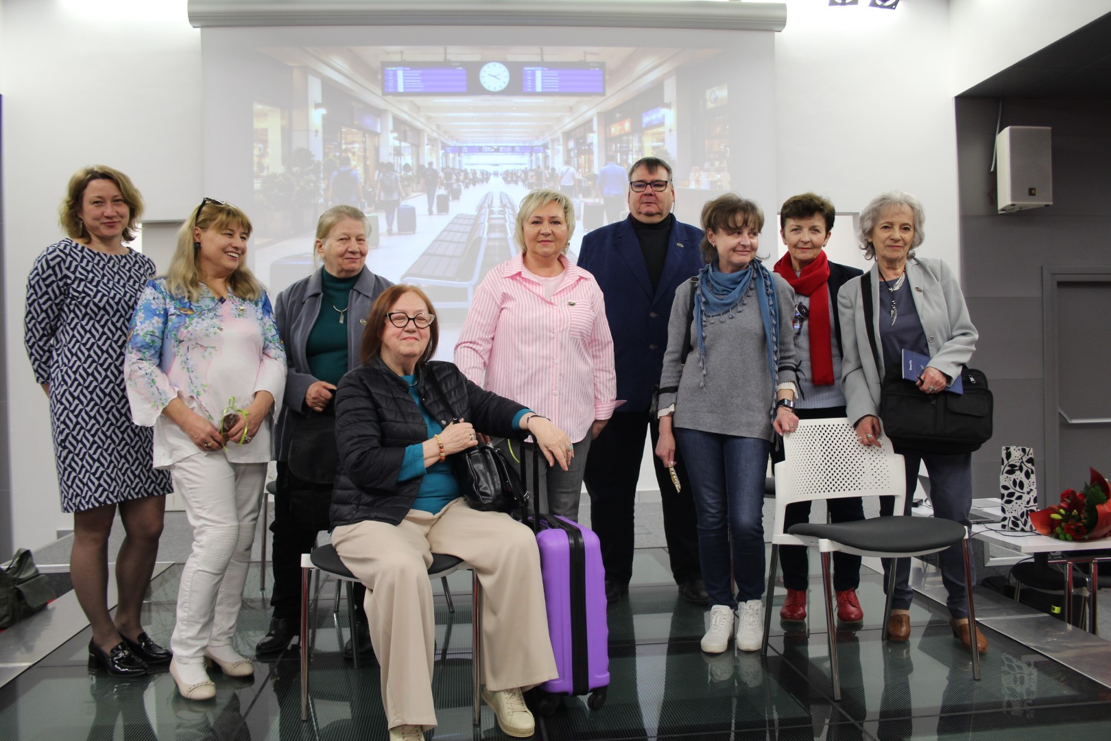 Grupa osób na scenie sali widowiskowej pozują do zdjęcia