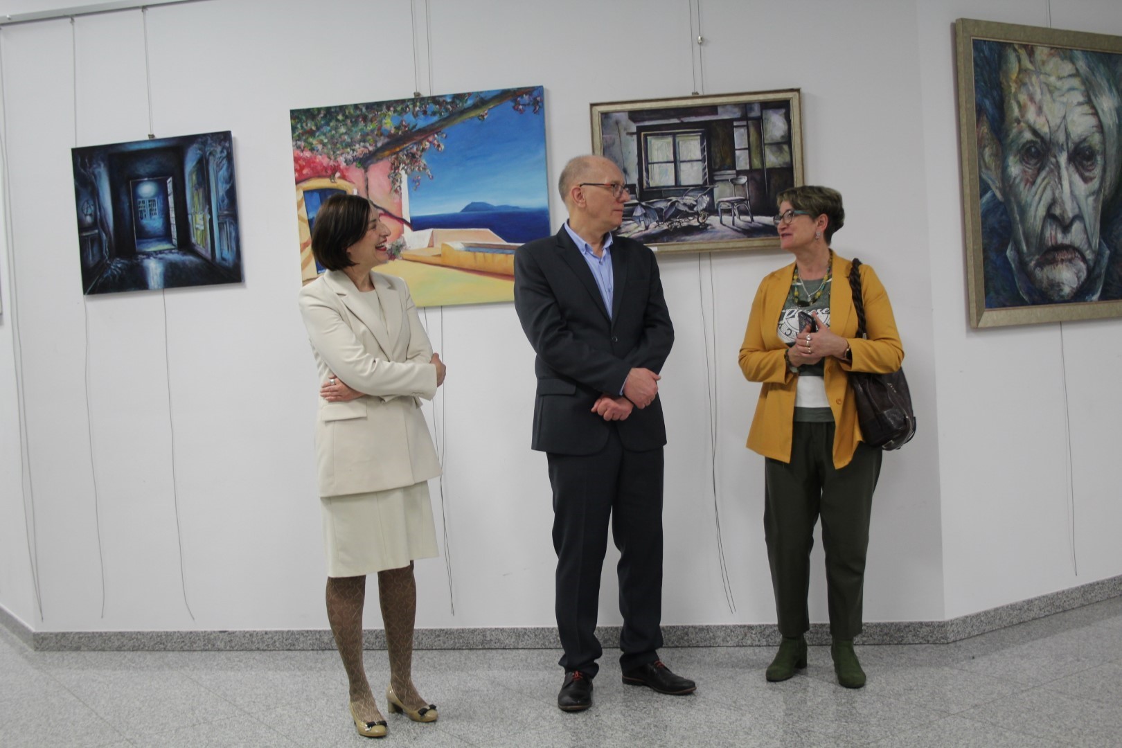 Uczestnicy wernisażu obrazów Andrzeja Gnasia