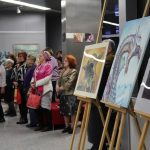 Uczestnicy wernisażu obrazów Andrzeja Gnasia