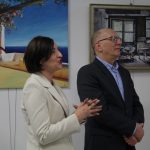 Uczestnicy wernisażu obrazów Andrzeja Gnasia