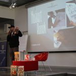 Rysownik - Hubert Ronek na scenie sali widowiskowej biblioteki