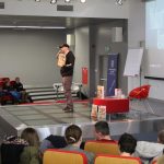 Rysownik - Hubert Ronek na scenie sali widowiskowej biblioteki