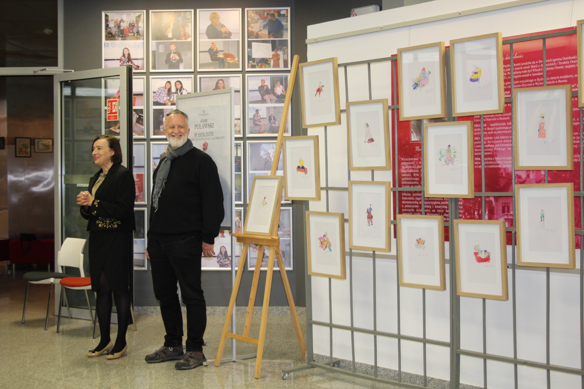 Uczestnicy wernisażu prac Adama Puławskiego