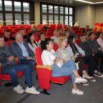 Uczestnicy spotkania z Mirosławem Czechem w sali widowiskowej biblioteki