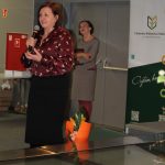 Dwie kobiety stoją w sali widowiskowej