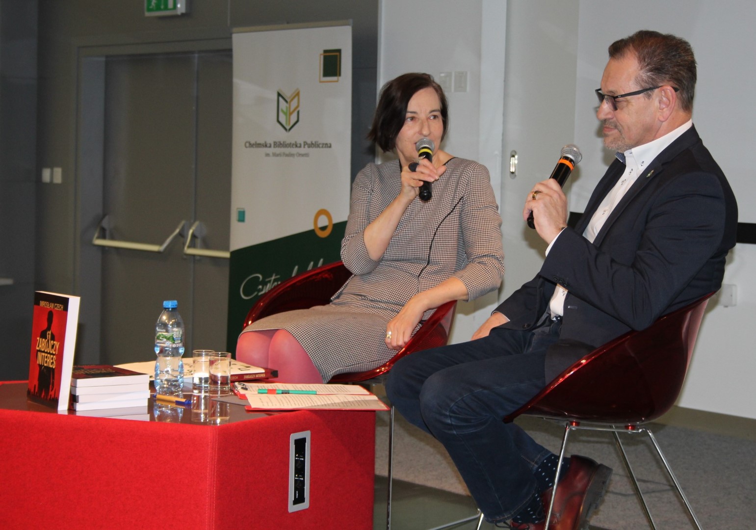 Prowadząca spotkanie przemawia do zaproszonego gościa - Mirosława Czecha