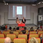 Prowadząca spotkanie przemawia do zaproszonego gościa - Mirosława Czecha