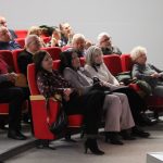 Uczestnicy spotkania z Mirosławem Czechem w sali widowiskowej biblioteki