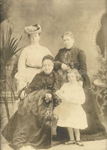 Cztery kobiety na zdjęciu 19 wiek.